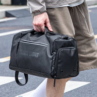 sac de sport multifonctionsporté à la main