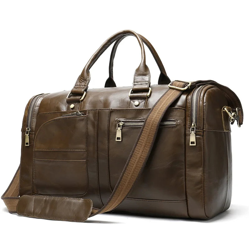 sac de voyage en cuir véritable sur fond blanc