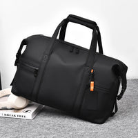 sac de voyage dans un décor minimaliste