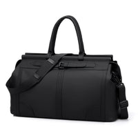 sac de voyage hydrophobe noir sur fond blanc 