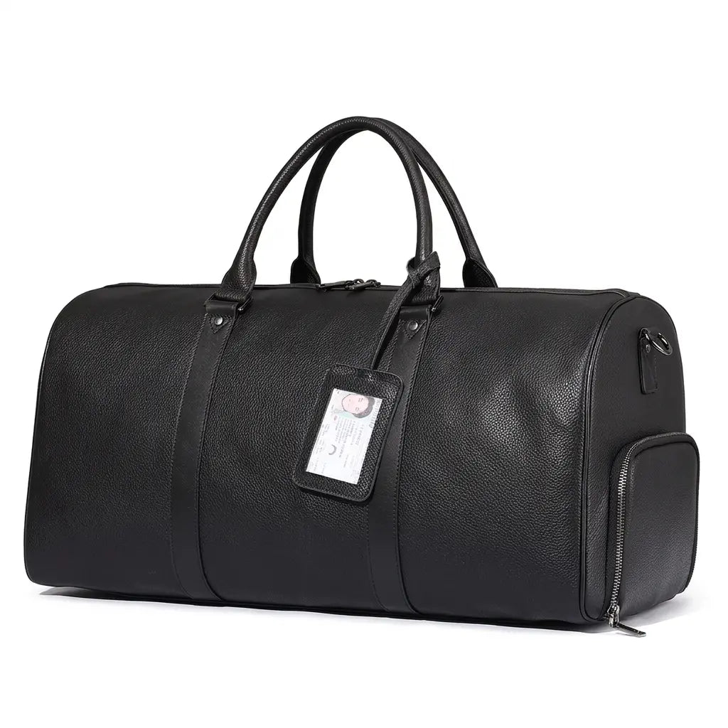 sac en cuir noir sur fond blanc